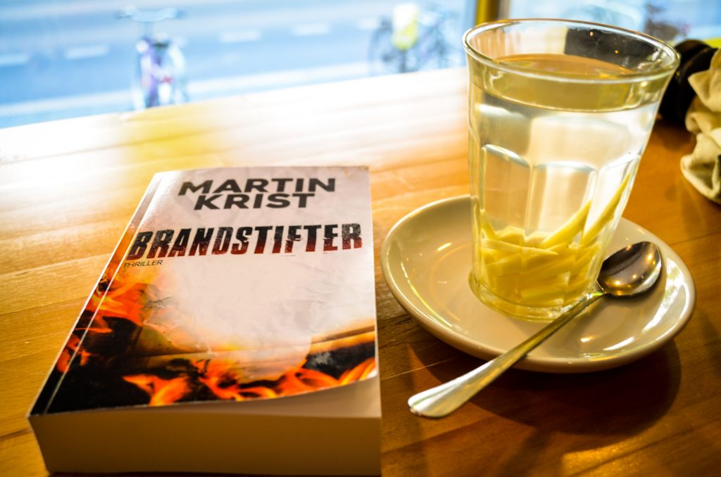 Brandstifter in einem Cafe