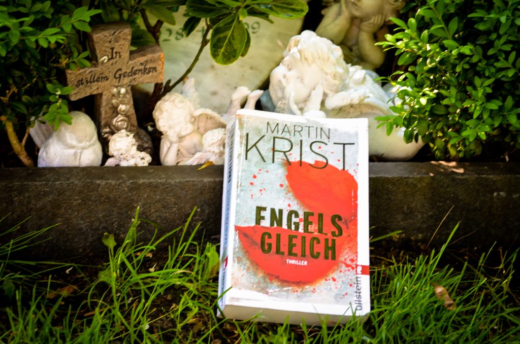 Buch vor Engel und Grab